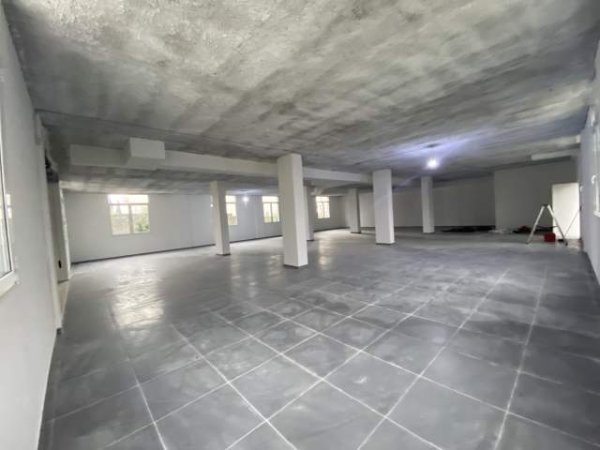 Tirane, jepet me qera ambjent biznesi Kati 0, 337 m² 900 Euro (Rruga Halit Haxhija)