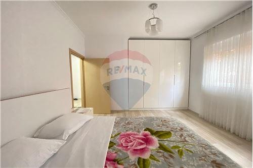 Tirane, shitet apartament 100.000 Euro (Market Aldi)