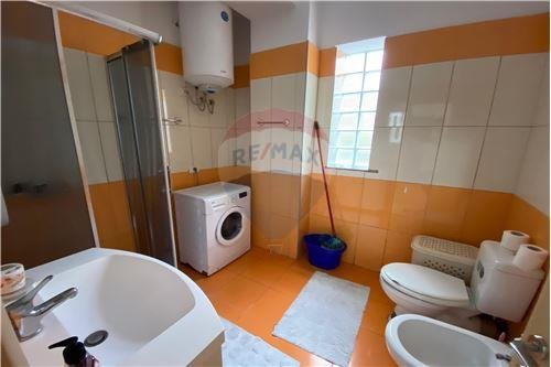 Tirane, shitet apartament 100.000 Euro (Market Aldi)