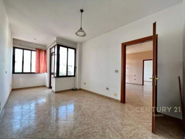 Tirane, shitet apartament Kati 5, 105 m² 250.000 Euro (Sheshi Wilson)