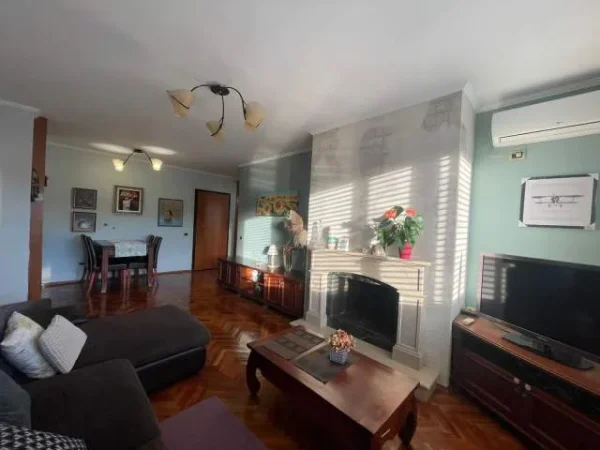 Tirane, jepet me qera apartament 2+1 Kati 10, 110 m2 800 Euro (Rruga e Kosovareve)