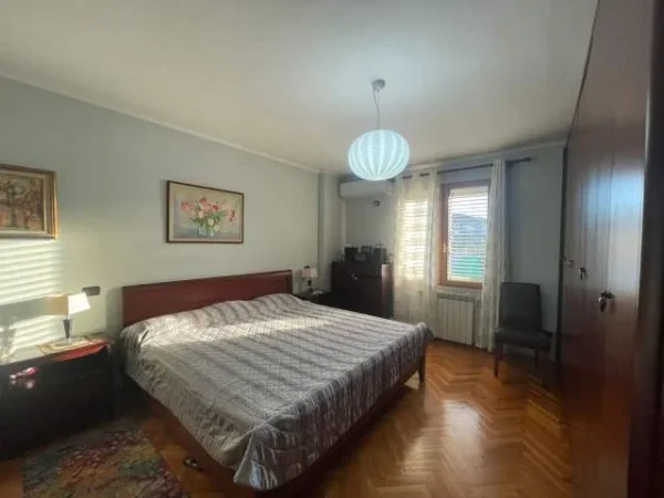 Tirane, jepet me qera apartament 2+1 Kati 10, 110 m2 800 Euro (Rruga e Kosovareve)