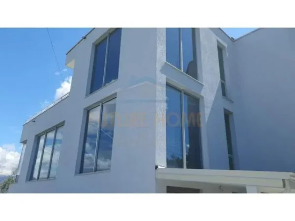 Tirane, jepet me qera Vile 4+1 Kati 1, 172 m² 3.000 Euro (sauk)