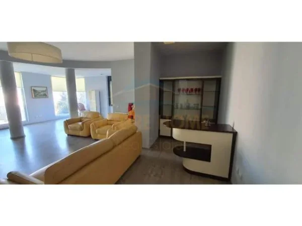 Tirane, jepet me qera Vile 4+1 Kati 1, 172 m² 3.000 Euro (sauk)