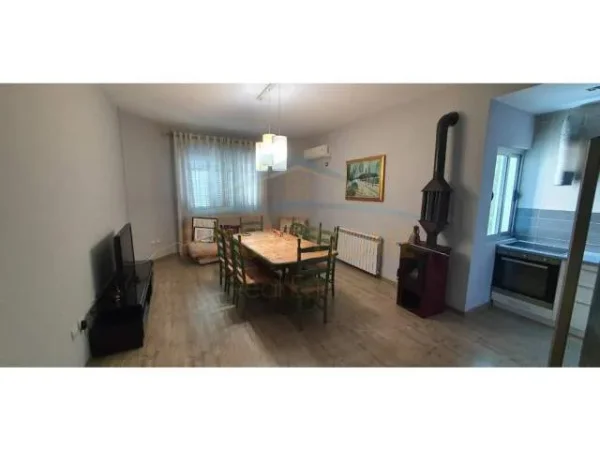 Tirane, jepet me qera Vile 4+1 Kati 1, 172 m² 3.000 Euro (sauk)