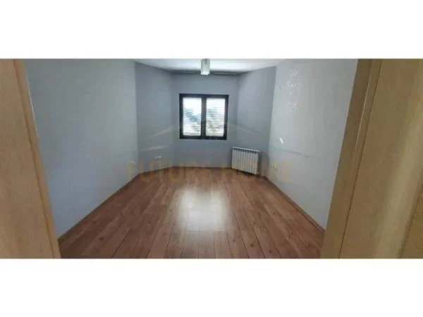 Tirane, jepet me qera Vile 4+1 Kati 1, 172 m² 3.000 Euro (sauk)