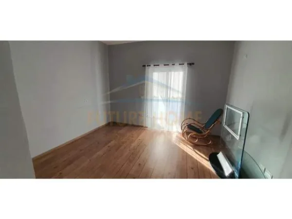 Tirane, jepet me qera Vile 4+1 Kati 1, 172 m² 3.000 Euro (sauk)