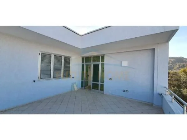 Tirane, jepet me qera Vile 4+1 Kati 1, 172 m² 3.000 Euro (sauk)