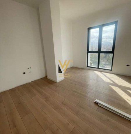 Tirane, jepet me qera zyre Kati 9, 220 m² 1.500 Euro (RRUGA E DIBRES)