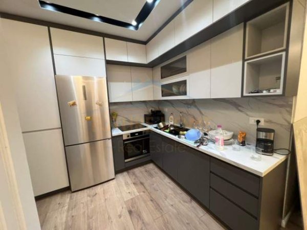 Tirane, shitet apartament 3+1 Kati 5, 165 m² 365.000 Euro (Prane Stadiumit Air Albania)