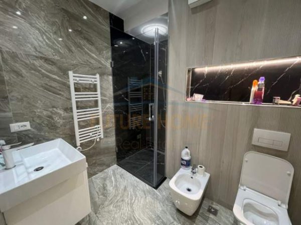 Tirane, shitet apartament 3+1 Kati 5, 165 m² 365.000 Euro (Prane Stadiumit Air Albania)