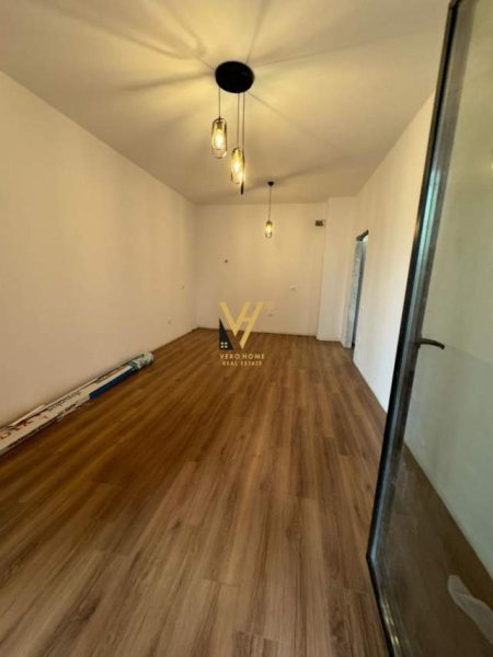 Tirane, jepet me qera zyre Kati 4, 80 m² 350 Euro (RRUGA E DIBRES)