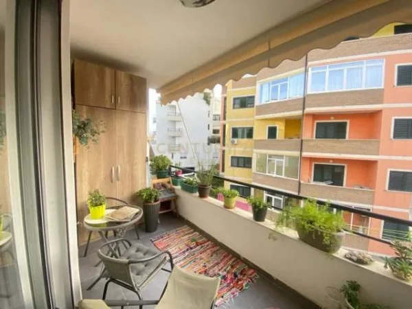 Tirane, jepet me qera apartament 2+1+BLK Kati 5, 85 m² 650 Euro (liqeni)