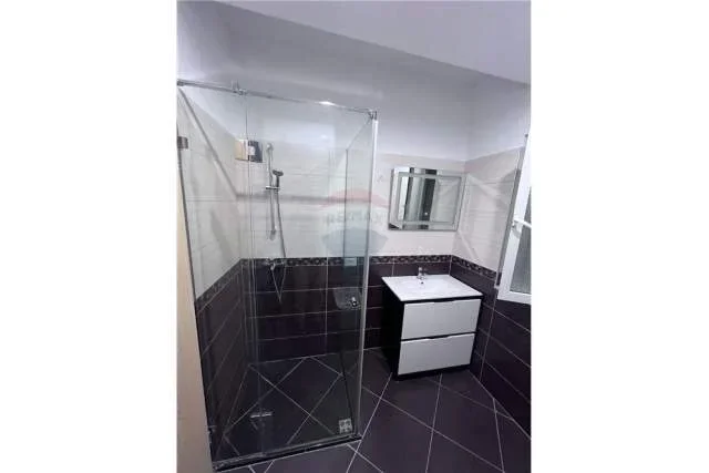 Tirane, jepet me qera apartament 1+1 Kati 2, 80 m² 350euro Euro (xhamlliku)