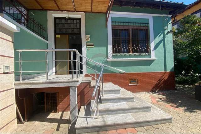 Tirane, jepet me qera Vile 3+1+A+BLK Kati 0, 134 m² 1.300 Euro (Shkolla e Kuqe)