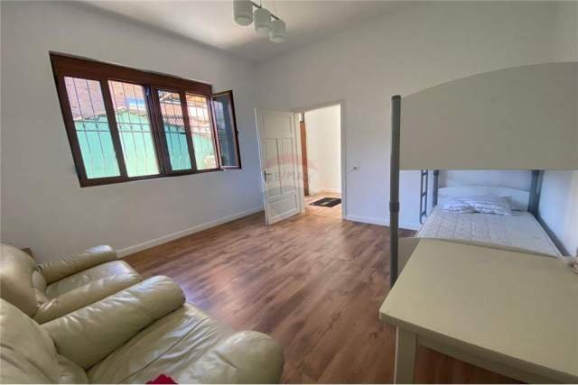 Tirane, jepet me qera Vile 3+1+A+BLK Kati 0, 134 m² 1.300 Euro (Shkolla e Kuqe)