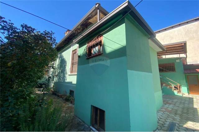 Tirane, jepet me qera Vile 3+1+A+BLK Kati 0, 134 m² 1.300 Euro (Shkolla e Kuqe)