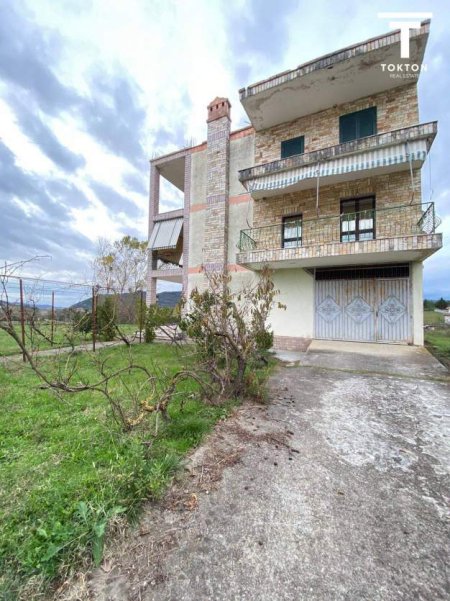Tirane, shitet Vile 3+1+BLK Kati 3, 3.000 m² 300.000 Euro (Peze)