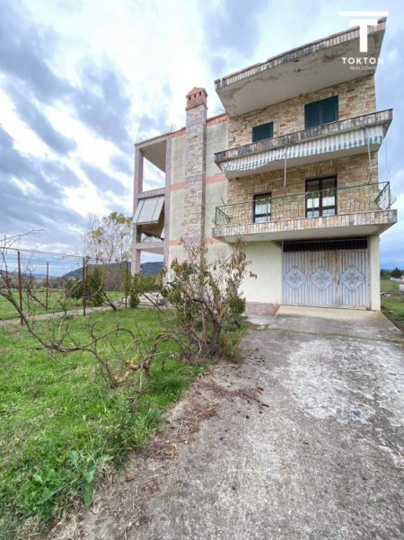 Tirane, shitet Vile 3+1+BLK Kati 3, 3.000 m² 300.000 Euro (Peze)