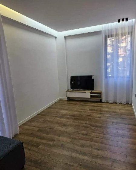 Tirane, jepet me qera 2+1+BLK  i ri fare Kati 2, 75 m² 600 Euro (Liqeni i Thate buze rruge)