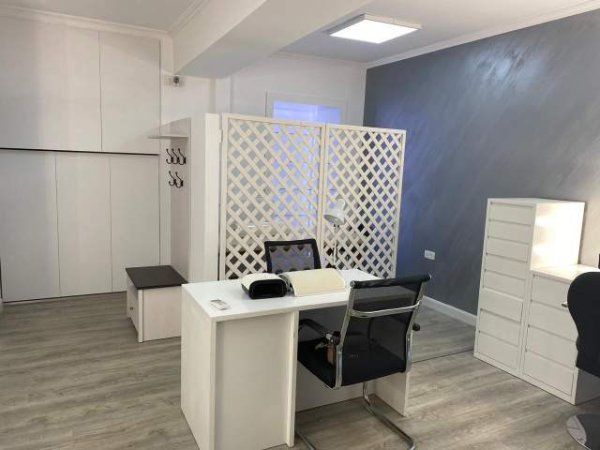 Tirane, jepet me qera ambjent biznesi Kati 1, 28 m² 500 Euro (Reshit Collaku)