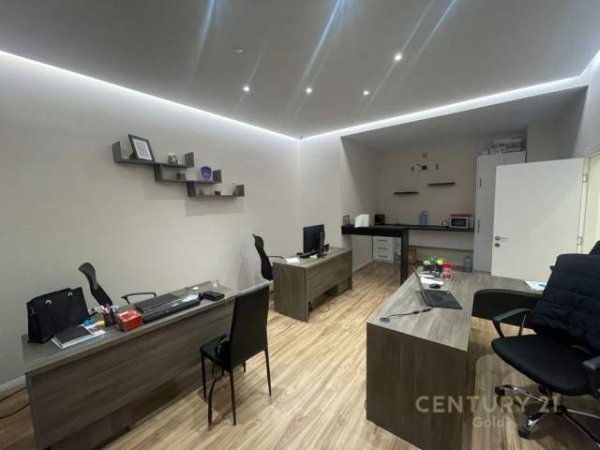 Tirane, jepet me qera ambjent biznesi Kati 8, 121 m² 800 Euro (SQUARE 21)