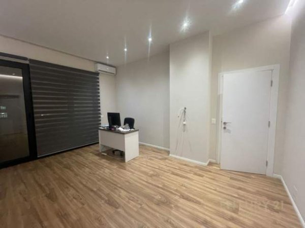 Tirane, jepet me qera zyre Kati 8, 125 m² 800 Euro (SQUARE 21)