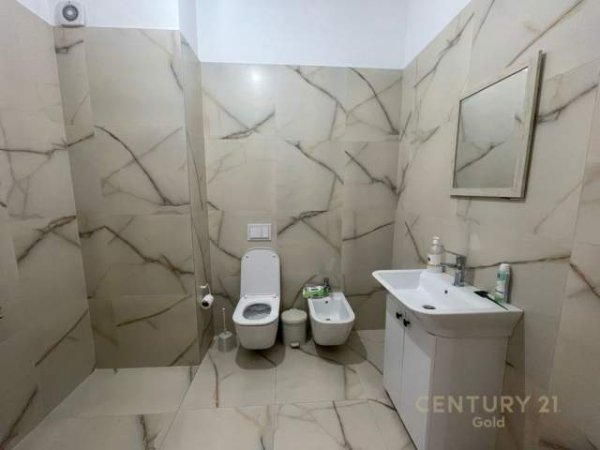 Tirane, jepet me qera zyre Kati 8, 125 m² 800 Euro (SQUARE 21)