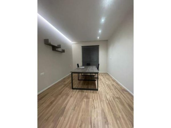 Tirane, jepet me qera zyre Kati 8, 125 m² 800 Euro (SQUARE 21)