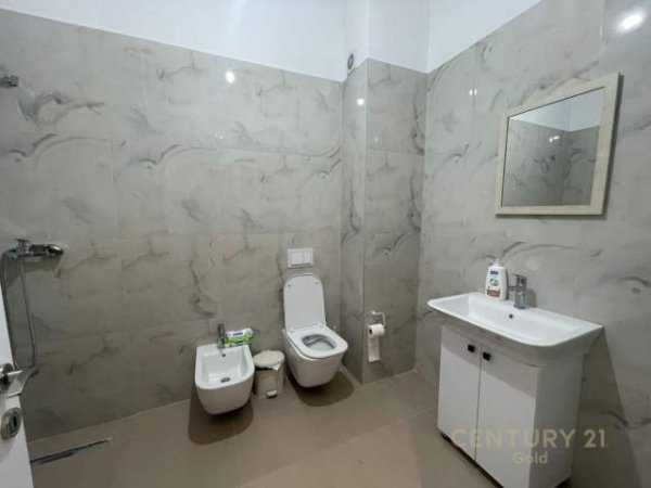 Tirane, jepet me qera zyre Kati 8, 125 m² 800 Euro (SQUARE 21)