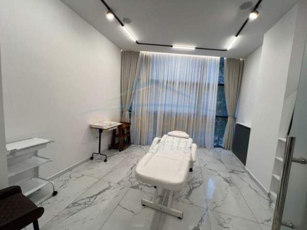 Tirane, shitet ambjent biznesi Kati 1, 113 m² 285.000 Euro (Komuna e Parisit)