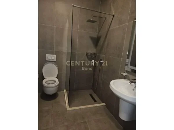 Tirane, jepet me qera apartament 1+1 Kati 4, 67 m² 700 Euro (Rr.Barrikadave)