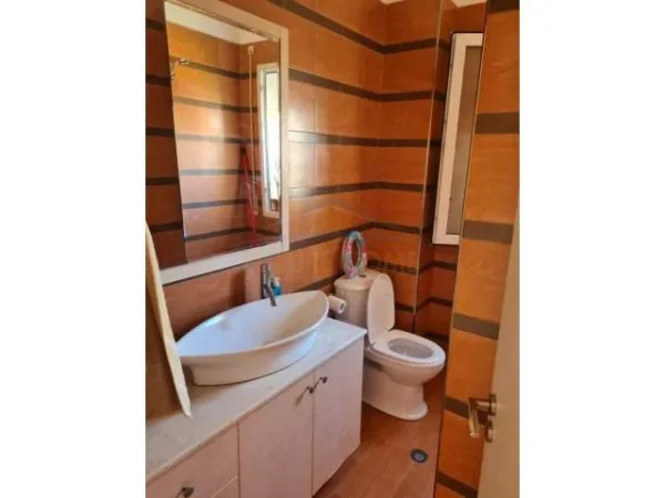 Tirane, jepet me qera apartament 2+1 Kati 5, 90 m² 480 Euro (Stacioni i trenit)