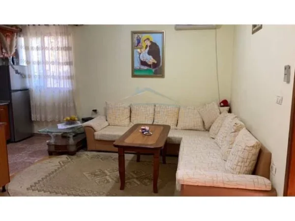 Tirane, jepet me qera apartament 2+1 Kati 1, 85 m² 420 Euro (Laprake)
