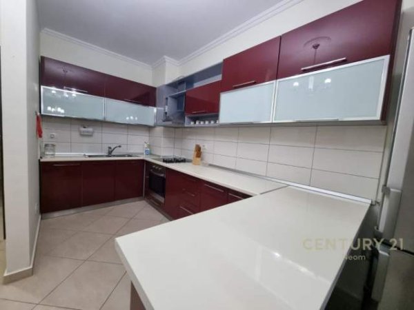 Tirane, jepet me qera apartament 1+1 Kati 2, 70 m² 400 Euro (FRESKU)