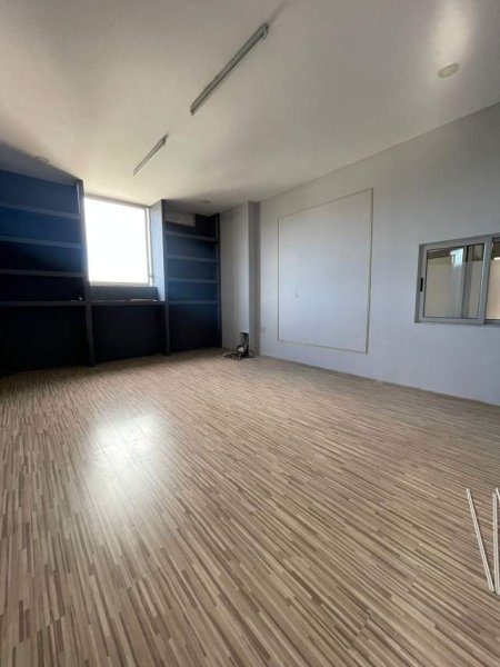 Tirane, jepet me qera magazine Kati 4, 1.600 m² 4.800 Euro (Autostrada Tirane-Durres)