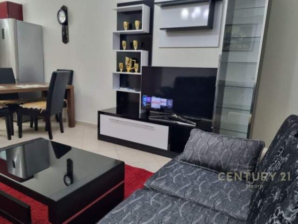 Tirane, jepet me qera apartament 1+1 Kati 2, 70 m² 400 Euro (FRESKU)