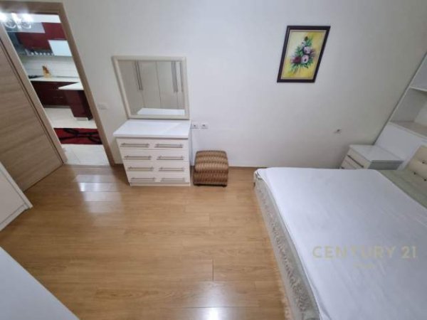 Tirane, jepet me qera apartament 1+1 Kati 2, 70 m² 400 Euro (FRESKU)