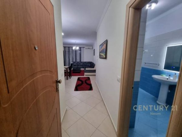 Tirane, jepet me qera apartament 1+1 Kati 2, 70 m² 400 Euro (FRESKU)