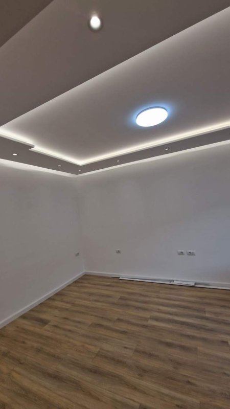 Tirane, jepet me qera ambjent biznesi Kati 3, 105 m² 1.600 Euro (Mine Peza)