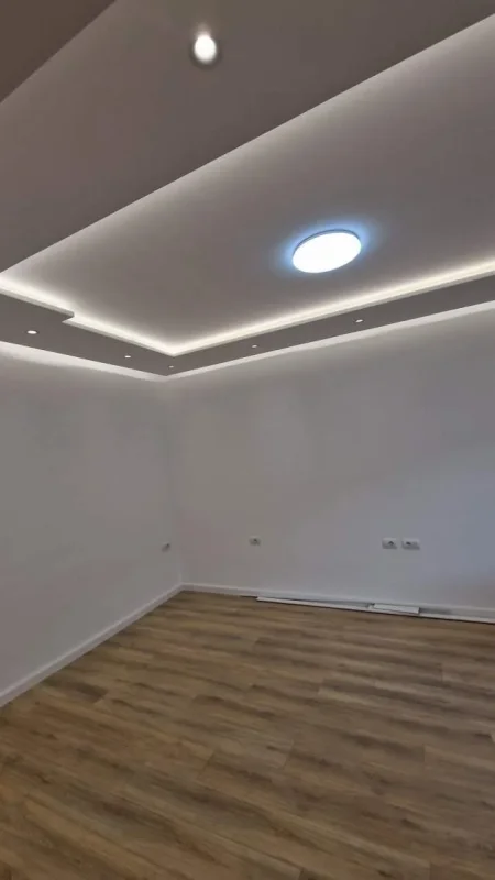 Tirane, jepet me qera ambjent biznesi Kati 3, 105 m² 1.600 Euro (Mine Peza)