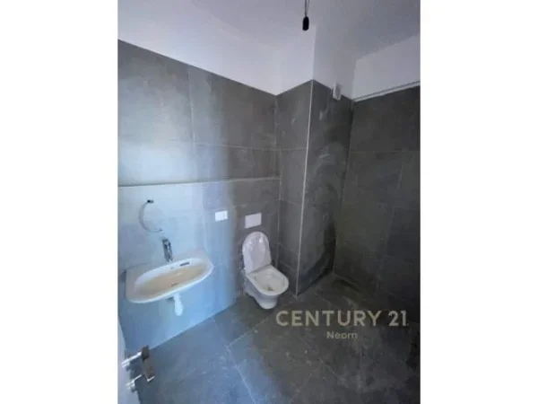 Tirane, jepet me qera apartament 2+1+BLK 105 m² 500 Euro (Kompleksi Arlis, Rruga e Dibrës)