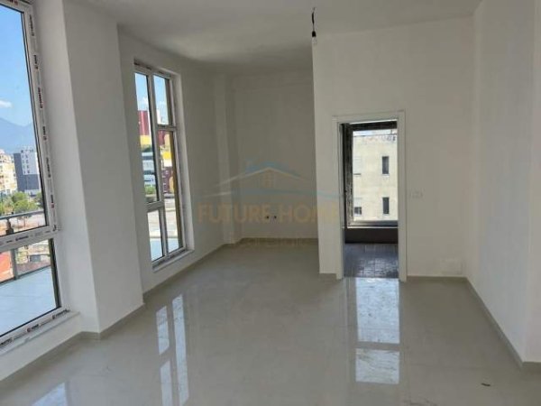 Tirane, jepet me qera ambjent biznesi Kati 5, 122 m² 1.200 Euro (Stacioni trenit)