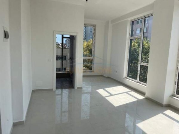 Tirane, jepet me qera ambjent biznesi Kati 5, 122 m² 1.200 Euro (Stacioni trenit)