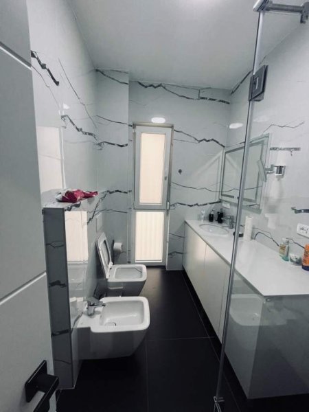 Tirane, shes apartament 2+1 Kati 3, 110 m² 1.200 Euro (Liqeni i thate)