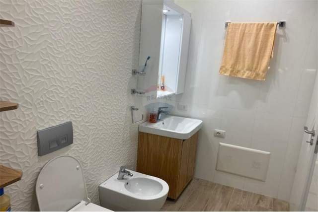 Tirane, jepet me qera apartament 1+1 Kati 9, 77 m² 550 Euro (Kontakt)