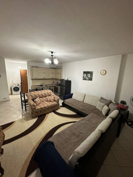 Durres, shitet apartament 2+1 Kati 1, 92 m² 78.200 Euro (prane maternitetit te durresit)