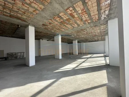 Tirane, shitet ambjent biznesi Kati 1, 358 m² 700.000 Euro (UNAZA E RE)