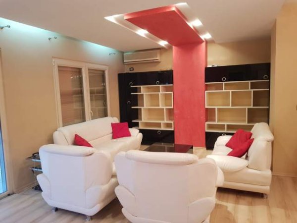 Tirane, jepet me qera apartament 2+1+BLK Kati 9, 117 m² 750 Euro (Rruga e Barrikadave)