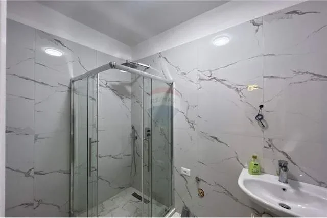 Tirane, jepet me qera apartament 1+1 79 m² 350 Euro